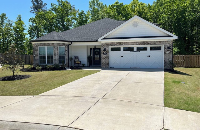 Charming 3-bedroom house available during Masters in Grovetown with AC and WiFi.