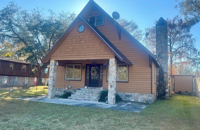 Charming 3-bedroom home that sits on the water of the St Mary’s River.
