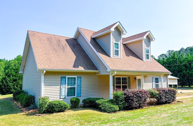 Charming 3-bedroom house on 3 acres in Thomaston with WiFi, fitness eqpmnt, AC
