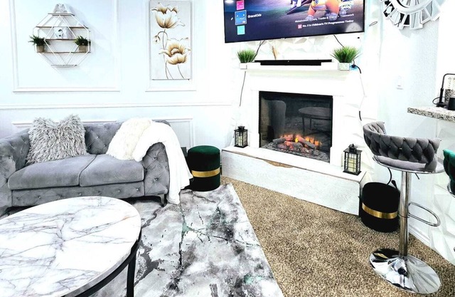Charming 3-bedroom Home-away-from-Home with WiFi and indoor comfort in Odessa