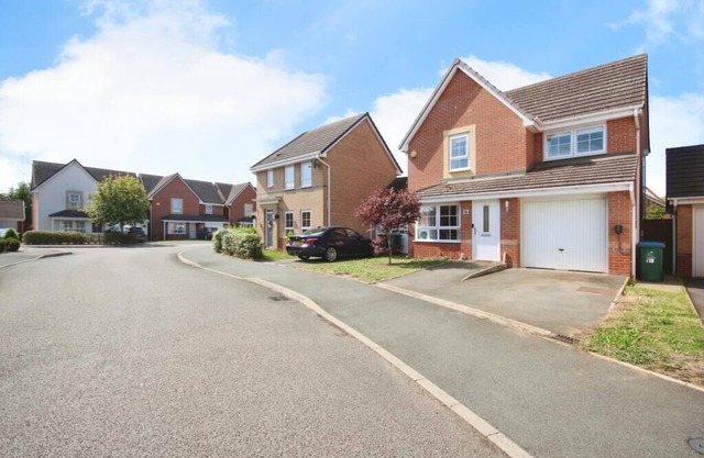Charming 3-bedroom house in lovely Coventry with WiFi
