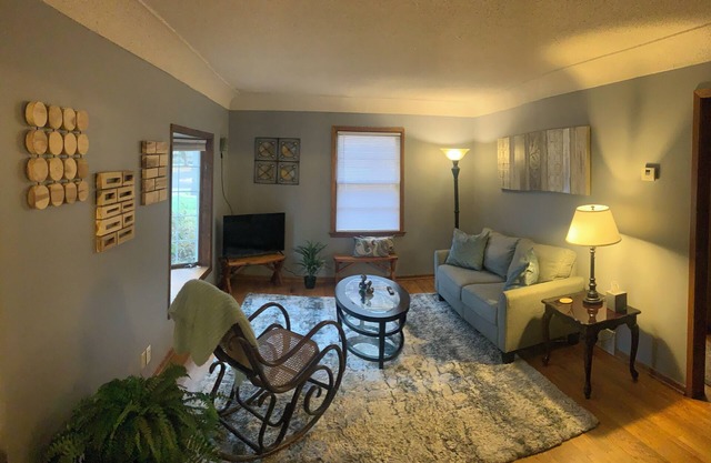 Charming 3-bedroom house in serene Crystal with WiFi, AC, laundry room