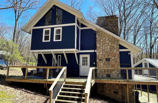 Charming 3-bedroom house in Bear Rocks near State Parks and resorts