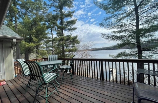 Charming 3+ bedroom lake home on clean Dunham Lake, includes WiFi & laundry.