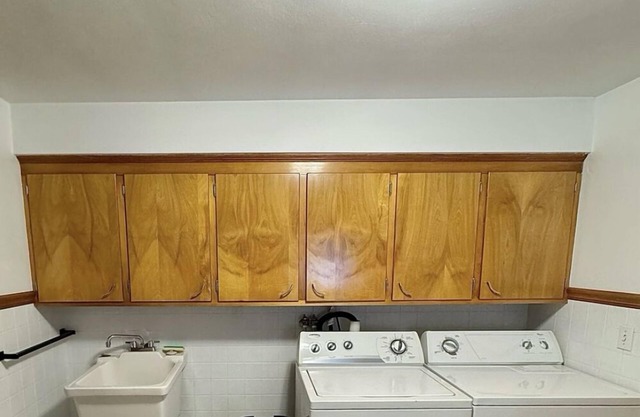 Charming 3-bedroom ranch house in wonderful central Vestal with WiFi, AC