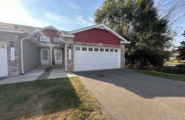 Charming 3-bedroom townhome with AC and WiFi in lovely Hugo