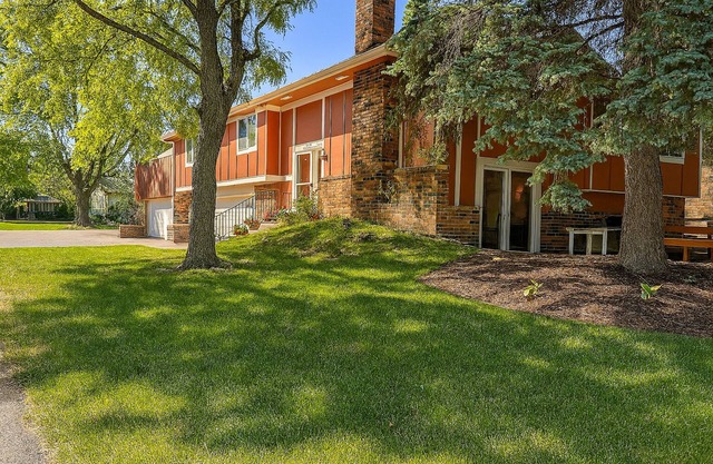 Charming 3-bedroom townhome in fabulous Maple Grove