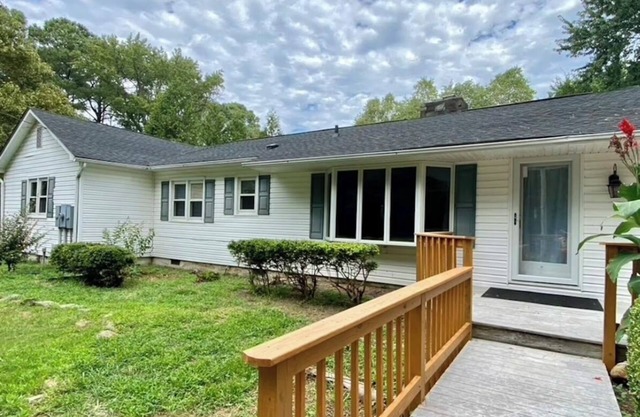 Charming 3 bedroom house in lovely Piney Point with WiFi, AC