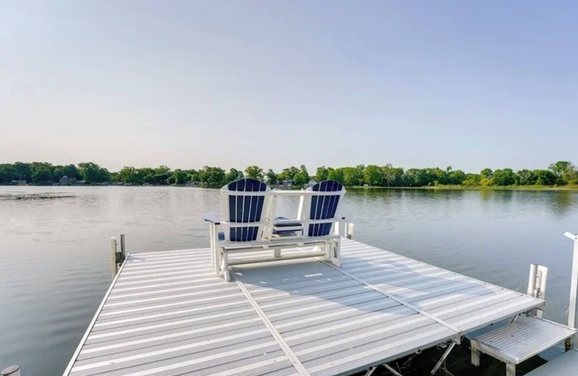 Charming 3-bedroom cottage in quaint Shipshewana with AC, WiFi