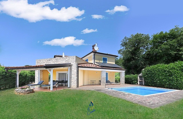 Charming 3-Bedroom Villa Oasis for 6 with Pool, Close to Beaches