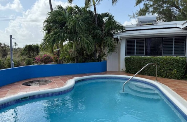 Charming 3-bedroom villa with Pool, WiFi, AC in Long Bay near Sam Lords Castle.
