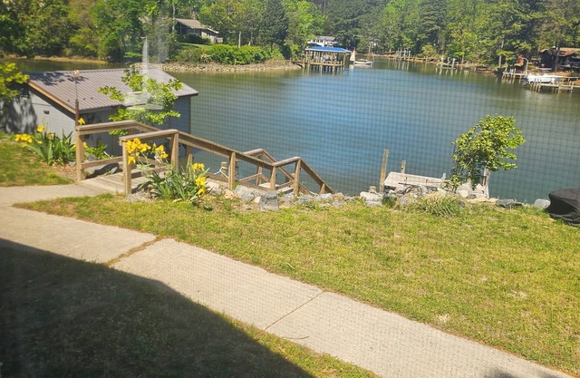 Charming 3-bedroom waterfront house in delightful Montross with WiFi, AC