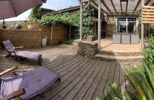 Charming 3-BR Cottage with Garden, Free Parking, and Modern Amenities in Tartaras