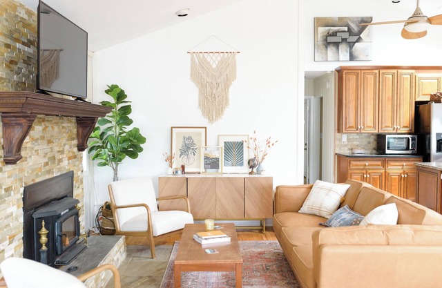 Charming 3-BR house: Lake Views, Firepit, Ping Pong, & Kayaks in Greenwood Lake