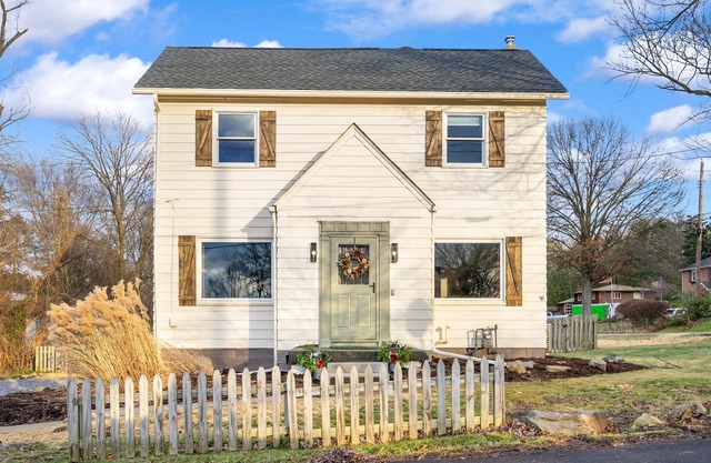 Charming 3 BR in Small Town Zelienople w/Hot Tub