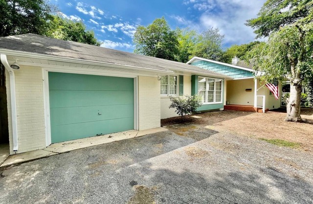 Charming 3-BR Ranch Home, 3 Blocks to Beach, Dog-Friendly & Private Yard!