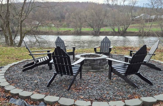 Charming 3-BR Riverside country farmhouse Retreat: Huge Yard W/Games & Fire Pit