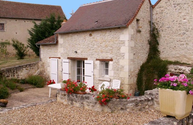 Charming 3-Level Cottage with Private Garden & Central Heating in Saint-Épain