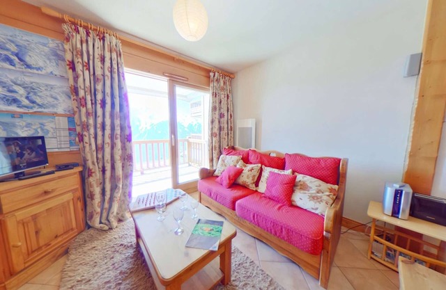 Charming 3-Room Apartment with Pool Access, Balcony & Parking - Sleeps 5