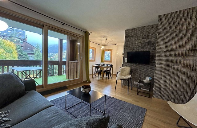 Charming 3-Room Apartment for 4/5, Central Méribel, Near Slopes, Pool, Parking