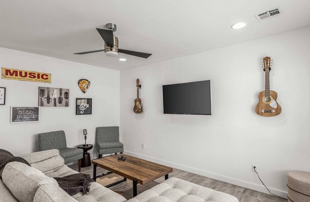 Charming 3BR Home: Comfort & Location!