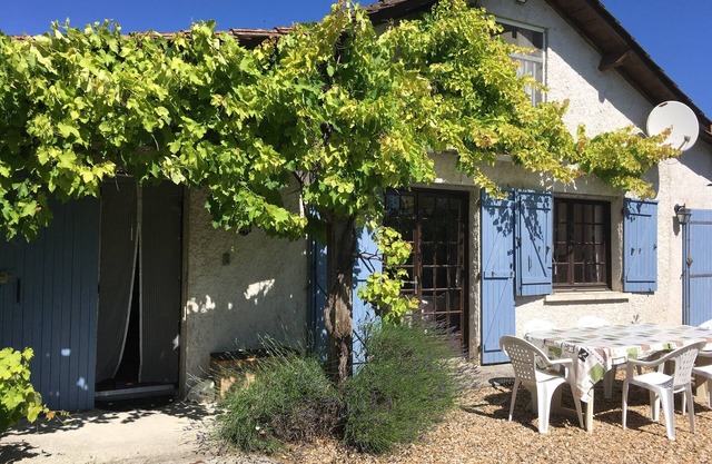 Charming 4 bed farmhouse with shared heated pool and Sauna near Brantome.