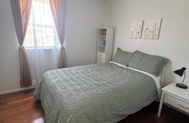 Charming 4-bedroom house with AC, WiFi in amazing Colorado Springs