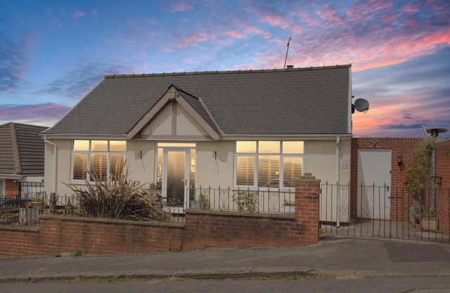 Charming 4-Bedroom Bungalow, Lush Garden, and Stunning Views – Perfect Location