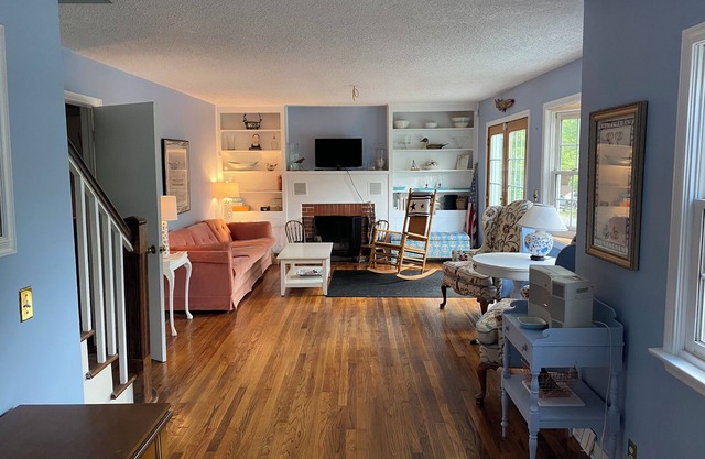 Charming 4 bedroom 3 bathroom cottage with lake view