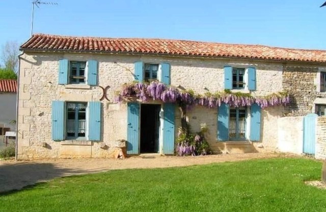 Charming 4-Bedroom Cottage with Garden, Ping-Pong, and Boat in Marais Poitevin