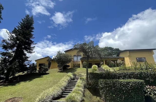 Charming 4-bedroom country house in Lago Calima with WiFi and lake view