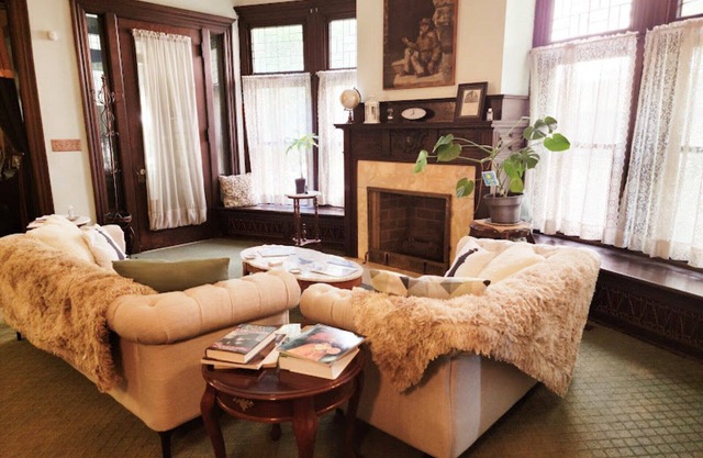 Charming 4-Bedroom Inn with Modern Comforts in Toledo