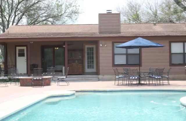 Charming 4-Bedroom retreat with Expansive Pool & Firepit Space