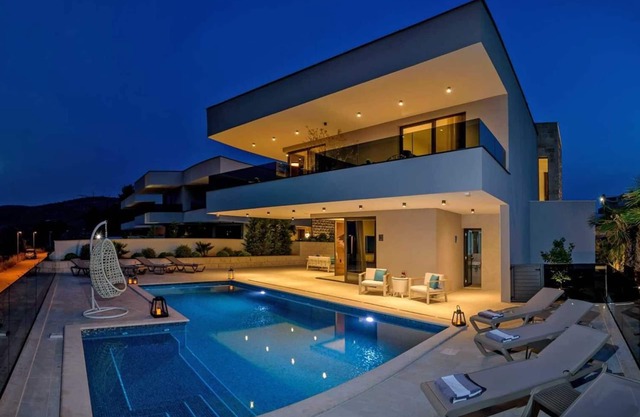 Charming 4-Bedroom Villa for 8, with Pool, Pet Friendly