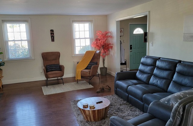 Charming 4bdrooms I 2.5 bath I Free Parking I 1 block from Wedding Venue