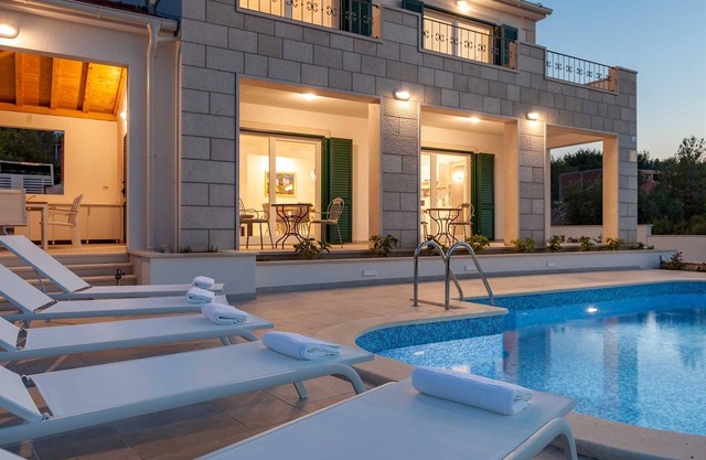 Charming 4BR Villa Retreat for 8 Guests, with Pool, Close to the Beach