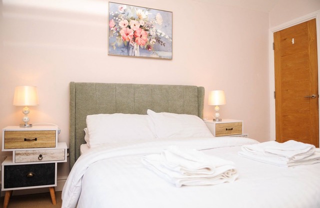 Charming 5* 2 large Bedrooms, 2 Baths with Private Garden Apartment