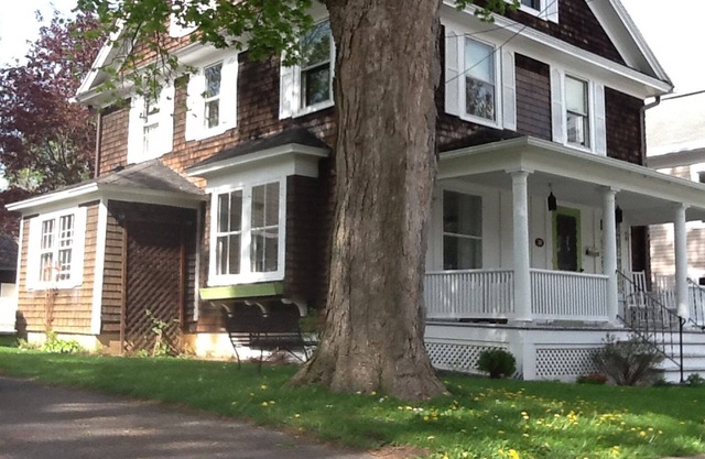 Charming 5 Bedroom, 2 Bath House in the Village, 2 Blocks from the lake.