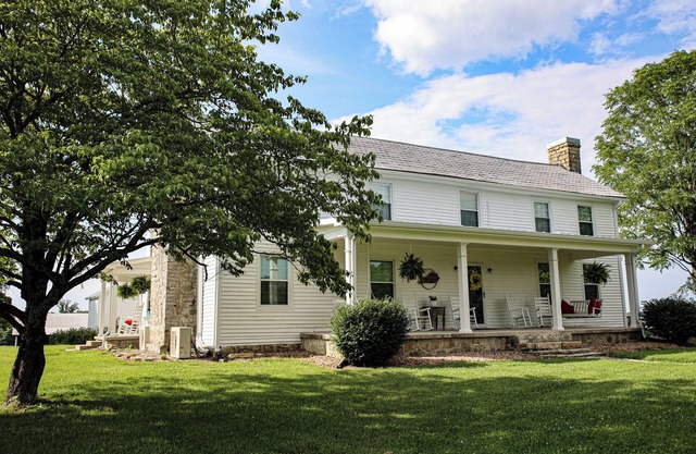 Charming 5-bedroom farmhouse with WiFi, AC in serene Fountain Run