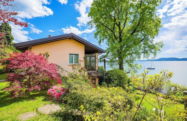 Charming 5-room house with approx. 6,000 m² lakeside plot