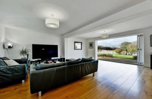 Charming 5BR Farmhouse Retreat in Amersham