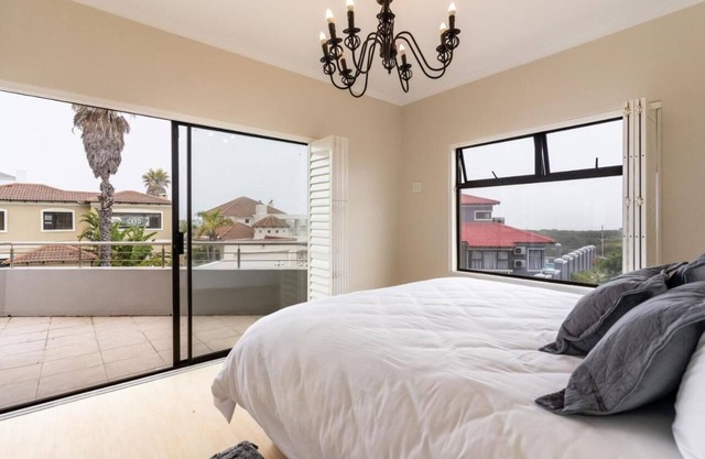 Charming 6-bedroom cottage with WiFi, AC in beautiful Cape Town