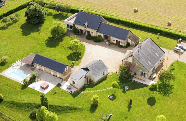 Charming 8-bedroom farmhouse with swimming pool for 30 people
