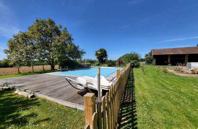 Charming accommodation with swimming pool in a beautiful Landaise village