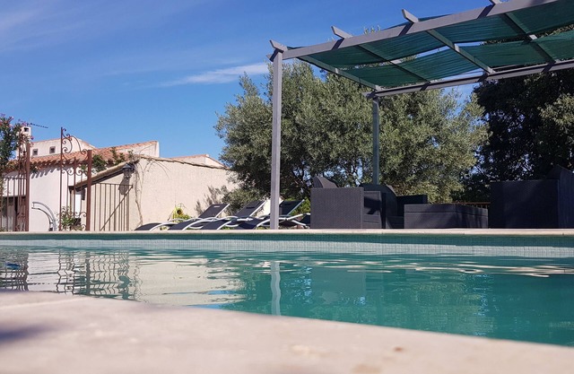 Charming air-conditioned cottage with wifi and large swimming pool