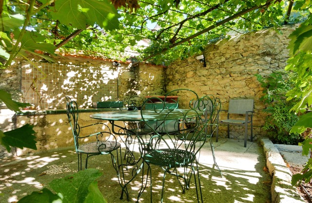 Charming air-conditioned cottage "the cabin" and its private and independent garden