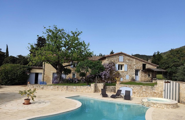 Charming air-conditioned cottage 2/4 pers. Swimming pool and Jacuzzi