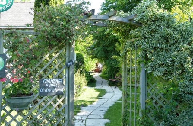 Charming Air-Conditioned Room with Private Bath, WiFi & Kitchen Access Near Canal