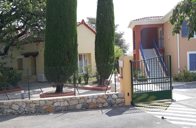 Charming air-conditioned 2-room apartment in small estate with swimming pool