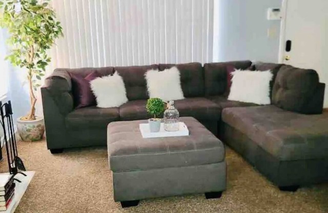 Charming and spacious 3-bedroom townhome with WiFi and amenities in Gary